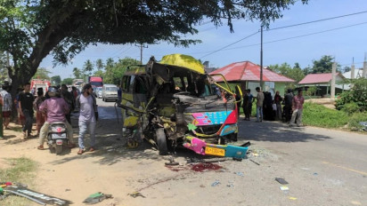 Minibus Ringsek Tabrak Mobil Barang Hingga Terguling, Sopir Tewas Ditempat