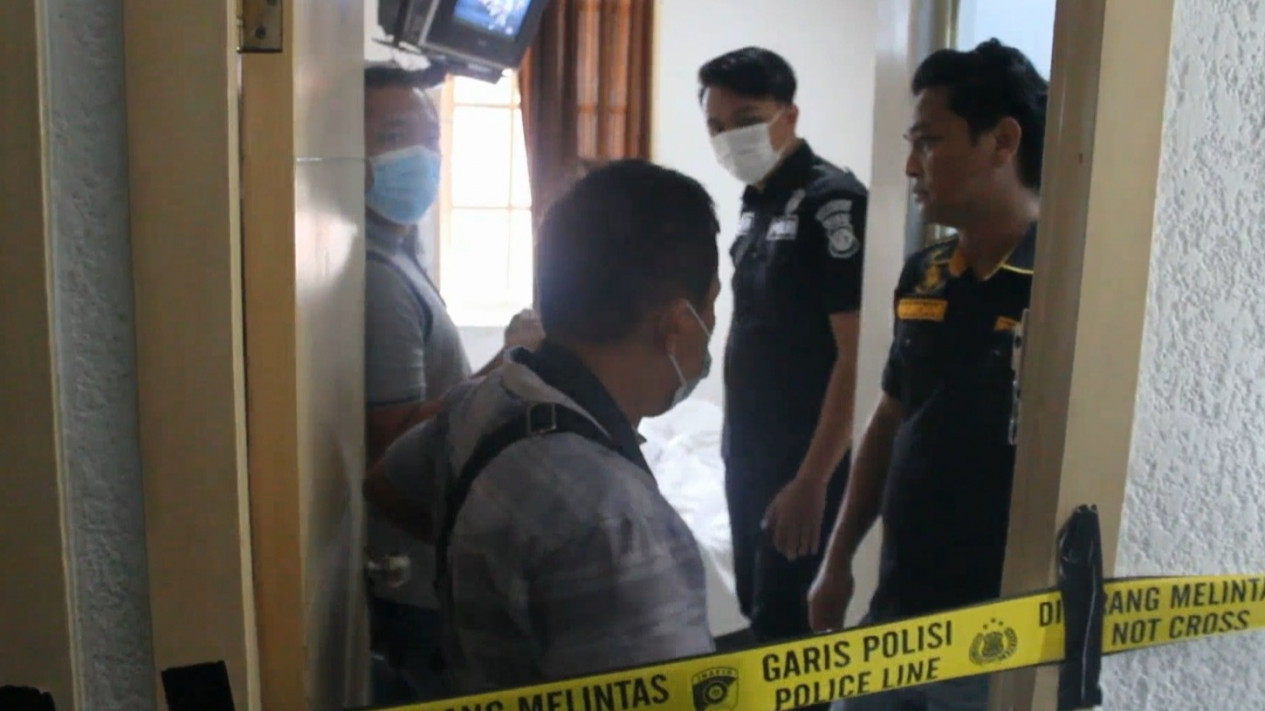 Seorang Wanita Ditemukan Tewas Tanpa Busana di Kamar Hotel
            - galeri foto