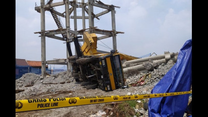 Aduh! Crane PDAM Jatuh Timpa Tiga Orang Warga di Depok