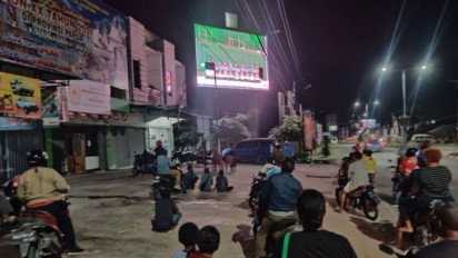 Antusias! Warga Di Kabupaten Sentani Nonton Bareng Penutupan PON XX di Pinggir Jalan