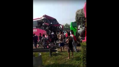 Sejumlah Bus Wisata Tabrakan Beruntun di Tol Tangerang-Merak