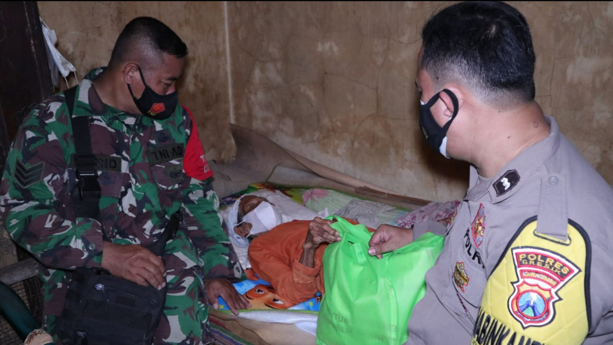 Nenek Berusia Satu Abad di Gresik Kaget Dapat 'Kejutan'
            - galeri foto