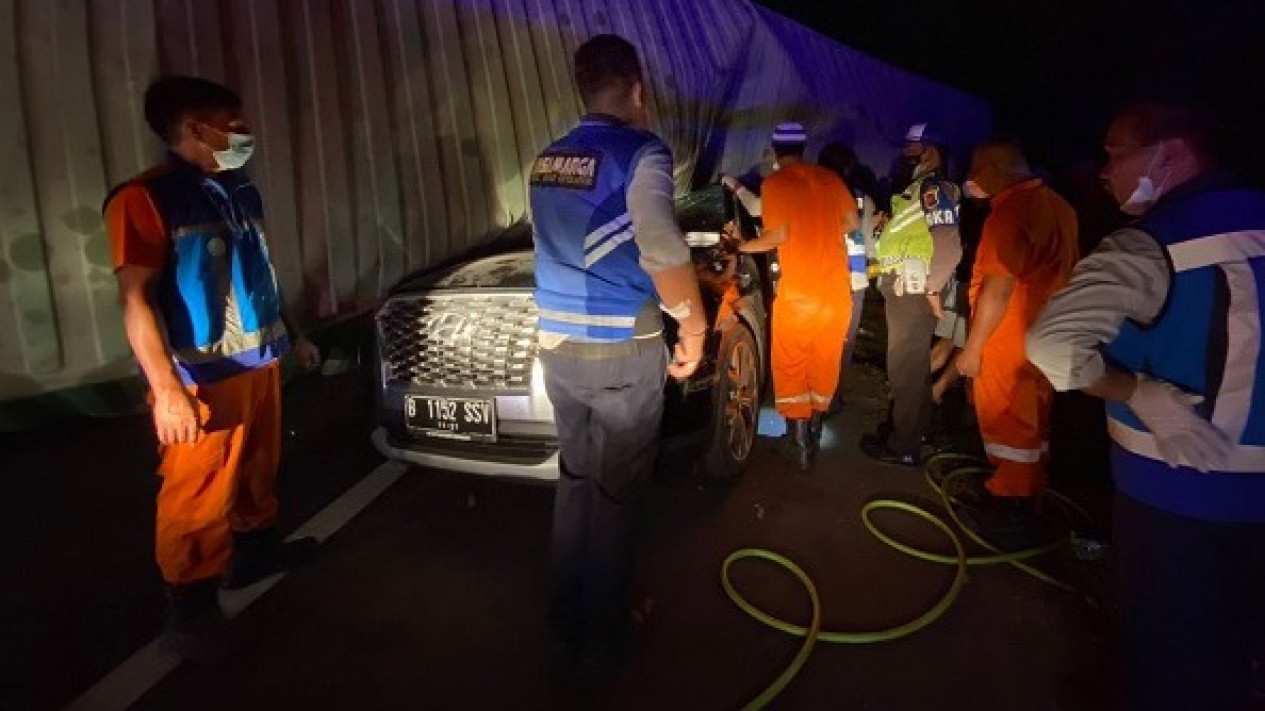 Kontainer Timpa Minibus di Tol Cipularang, Satu Tewas
            - galeri foto