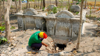 Dua Kuburan Cina di Gasak Maling