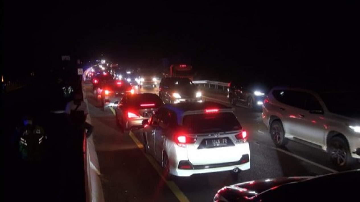 Kontainer Terguling di Tol Cipularang, Kemacetan Mengular Hingga 10 KM
            - galeri foto