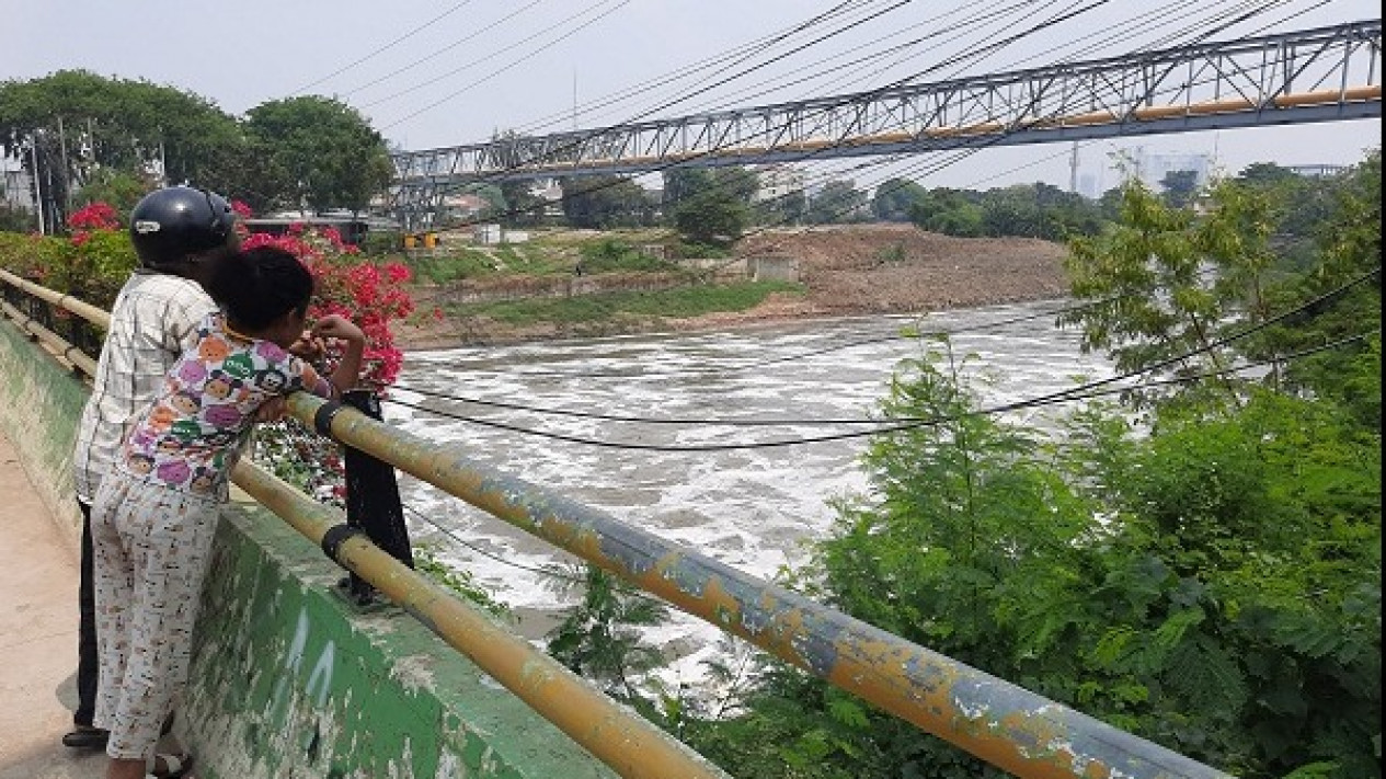 Diduga Tercemar Limbah, Kali Bekasi Kembali Berbusa dan Berbau Menyengat
            - galeri foto