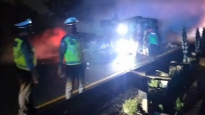 Brimob Cek Tumpahan Zat Kimia Akibat Kecelakaan Truk Tangki di Tol Merak