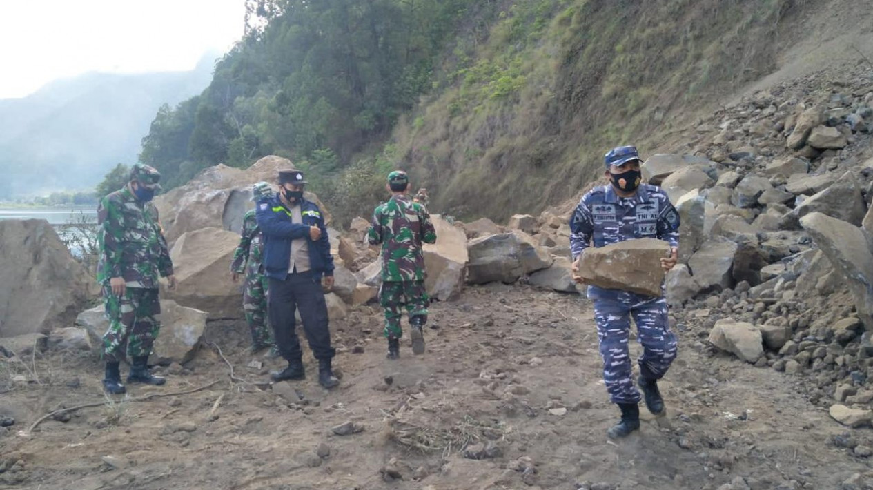 Bergerak Cepat, Tim Aksi Tanggap Darurat TNI AL Bantu Korban Gempa
            - galeri foto