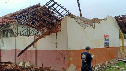 Atap Sekolah di Karawang Ambruk
