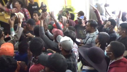 Geruduk Kantor Dinas Sosial dan PMD Takalar, Massa Cakades Usir Pegawai dari Dalam Kantor