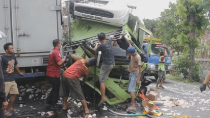 Dua Truk Tronton Tabrakan, Pengemudi Terjepit