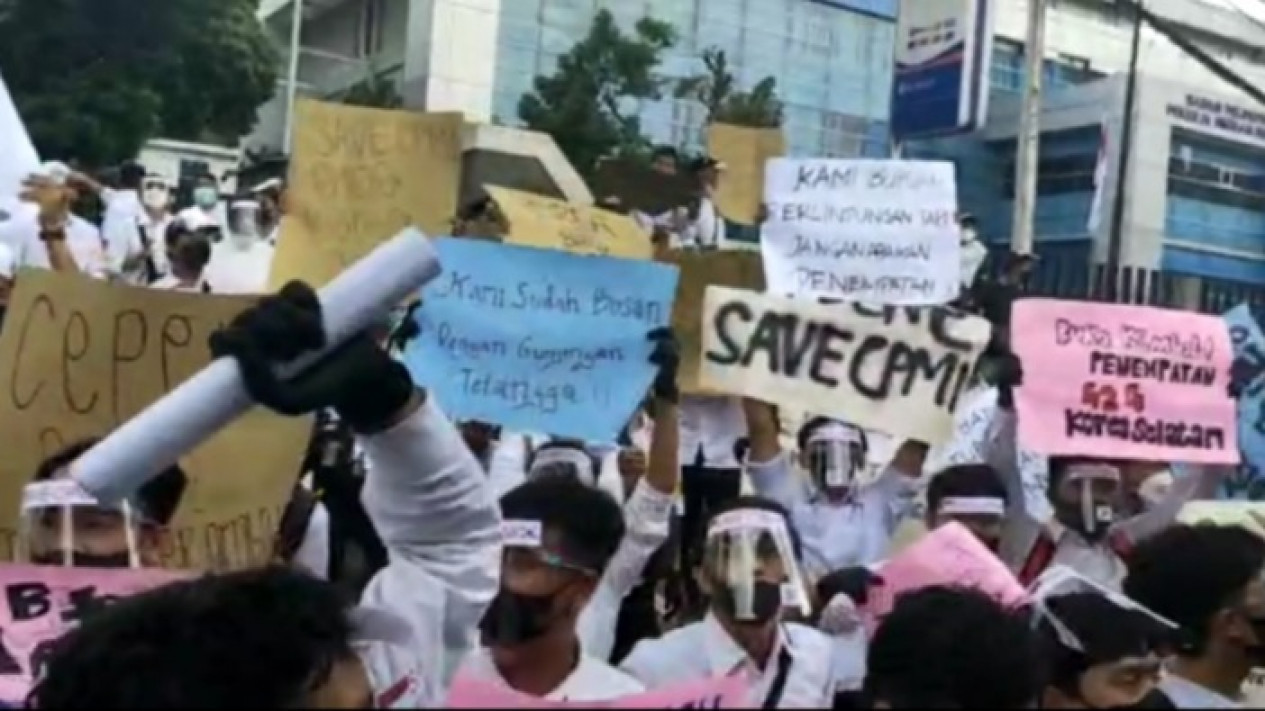 Ribuan Calon Pekerja Migran Indonesia (CPMI) Demo di Kemnaker
            - galeri foto