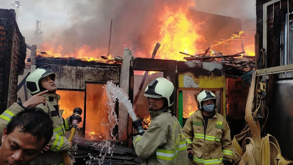 Rumah-Rumah di Asrama Polri Petamburan Terbakar