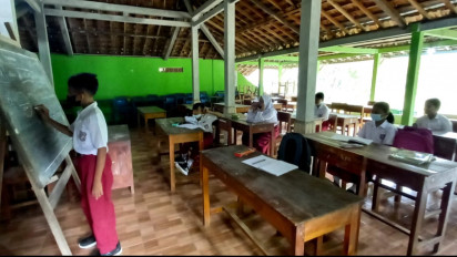 Sekolah Tergusur Proyek Jalan, Puluhan Siswa Belajar di Balai Desa