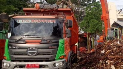 Sampah Kiriman Menumpuk di Pintu Air Manggarai