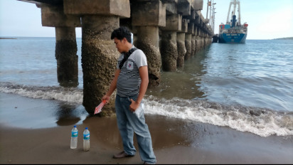 Air Laut di Pelabuhan Wae Wole Diduga Tercemar Limbah Kapal