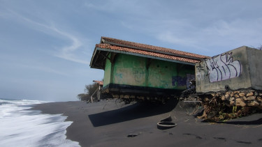 Gelombang Tinggi Rusak Bangunan di Pantai Trisik Kulon Progo