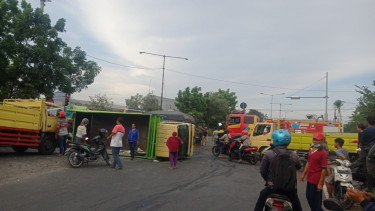 Mobil Damkar Pemkab Sidoarjo Hantam Dua Truk, Satu Terguling