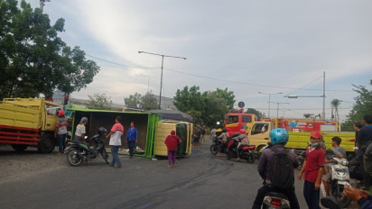 Mobil Damkar Pemkab Sidoarjo Hantam Dua Truk, Satu Terguling