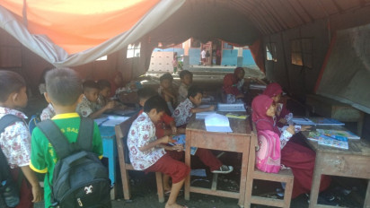 Sekolah Terbakar Ratusan Siswa Belajar Berdesakan di Tenda