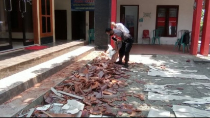 Musolah Kantor Kecamatan Binangun Runtuh Akibat Gempa 5,3 Magnitudo