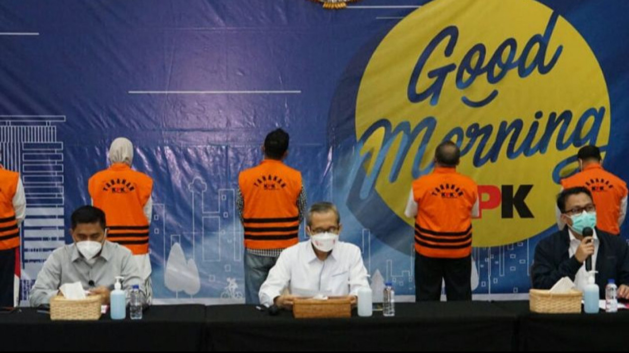 KPK Dalami Penerimaan Uang Puput Tantriana dan Suami
            - galeri foto