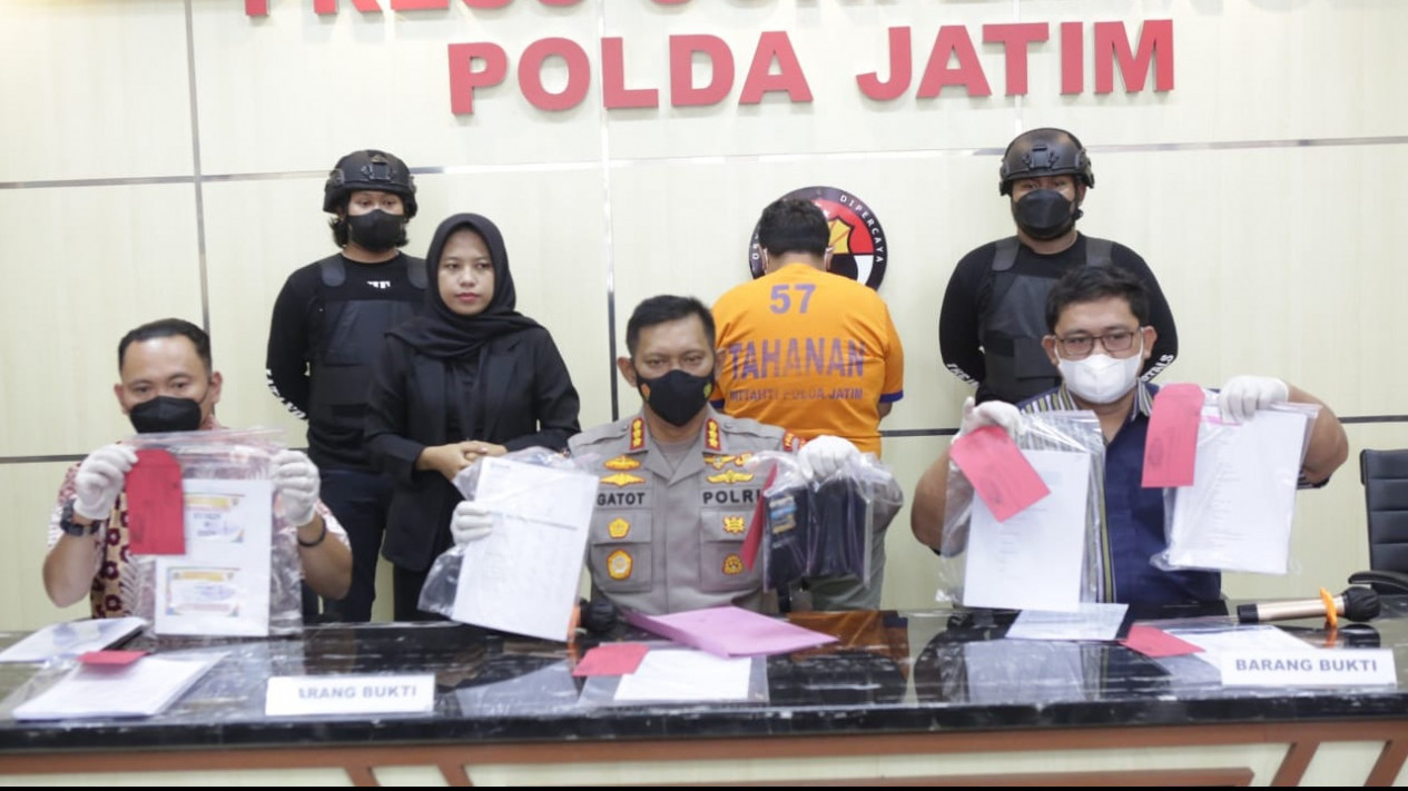 Ingin Masuk AKPOL Secara Instan, Dua Warga Surabaya Tertipu Rp2 Miliar
            - galeri foto