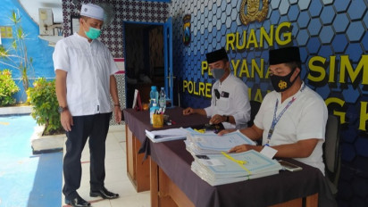 Peringati Hari Santri, Satpas Polresta Layani Pemohon Pakai Baju Muslim