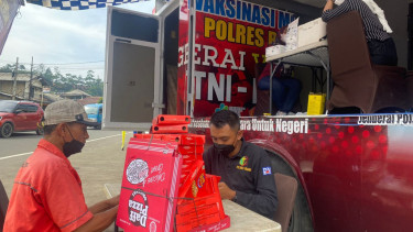 Lalu Lintas Menuju Puncak Macet, Polisi Periksa Status Vaksinasi Pelancong