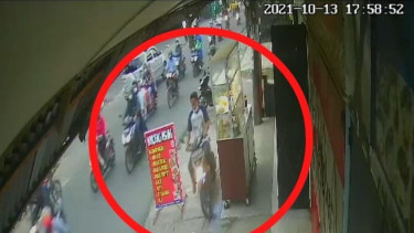 Terekam CCTV, Hitungan Detik Pencuri Bawa Kabur Motor yang Terparkir