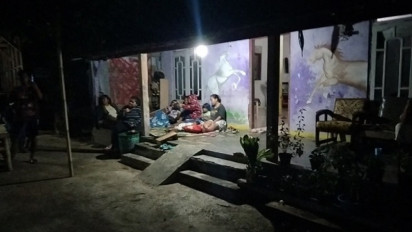 Getaran Terus Terasa, Warga Ambarawa Berkumpul di Luar Rumah