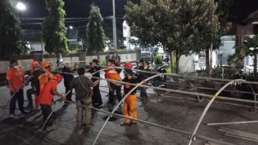 Pasien Dievakuasi, BPBD Pasang Tenda Darurat di RSUD dr. Gunawan Mangunkusumo