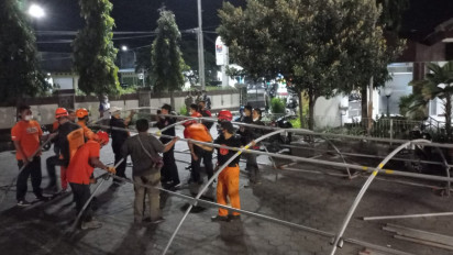 Pasien Dievakuasi, BPBD Pasang Tenda Darurat di RSUD dr. Gunawan Mangunkusumo