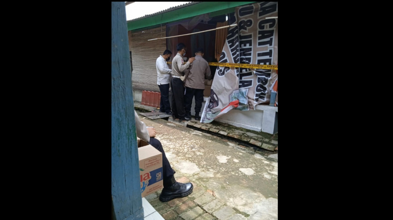 Dibakar Api Cemburu, Suami Tega Gorok Leher Istrinya
            - galeri foto