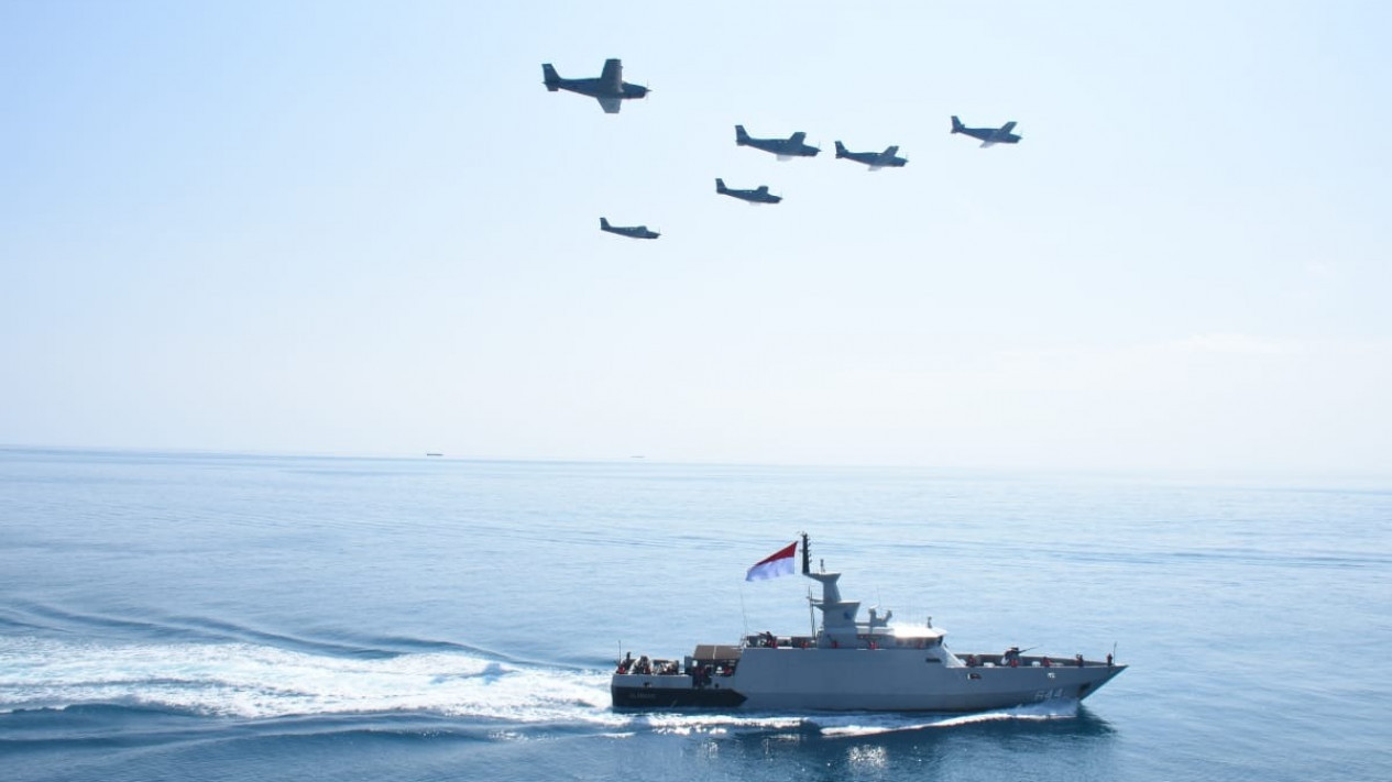 33 Kapal Perang TNI AL Merapat ke Bangka Belitung, Ada Apa? 
            - galeri foto