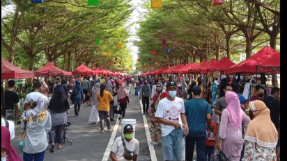 Uji Coba Pembukaan,  Warga Padati Simpang Lima Gumul Kediri