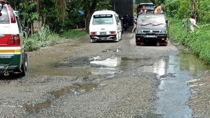 Miris! Jalinsum Tapteng-Sumbar Rusak Parah Mirip Kubangan Kerbau