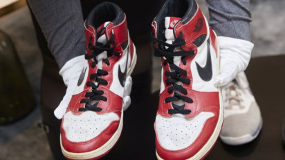 Sepasang Sepatu Michael Jordan Laku Terjual Rp20,8 Miliar