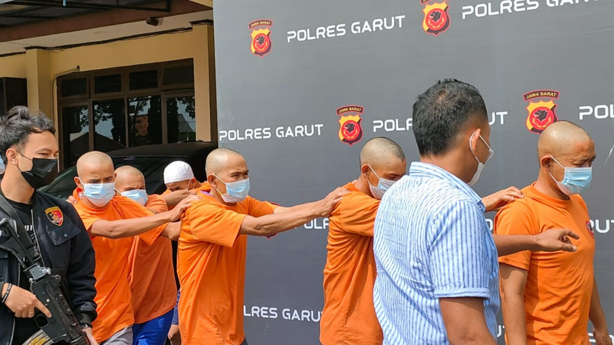 Pria di Garut Dikubur Hidup-Hidup karena Maling Sayur
            - galeri foto