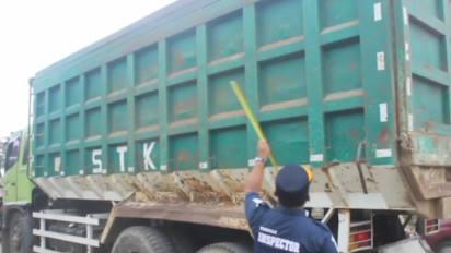 Petugas Gabungan Razia Kendaraan Penyebab Kerusakan Jalan di Pantura