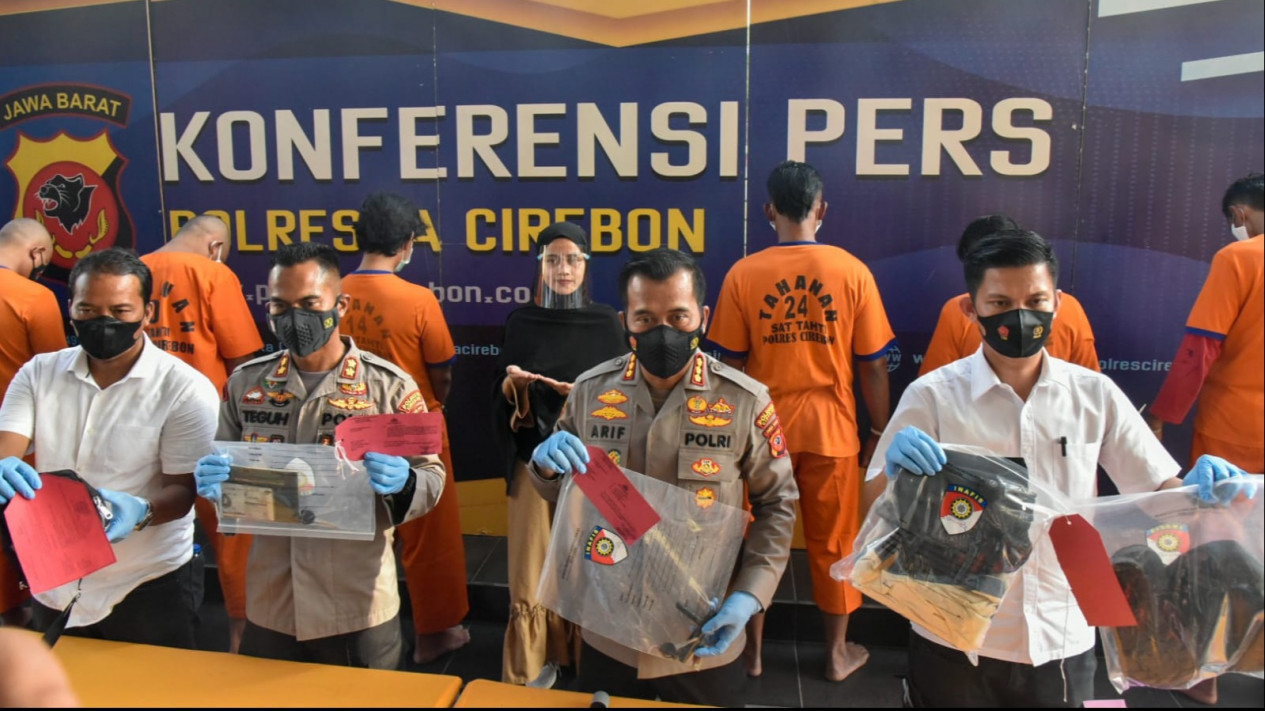 Polres Cirebon Amanakan 3 Pelaku Penganiyaan Hingga Meninggal Dunia
            - galeri foto