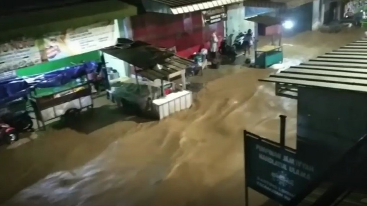 Ratusan Rumah Warga Terendam Banjir Akibat Luapan Sungai Cigegemeh
            - galeri foto