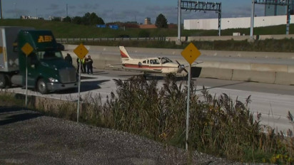 Sebuah Pesawat Mendarat Darurat di Jalan Tol Kanada