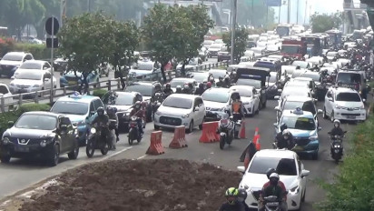 Truk Pengangkut Tanah Tumpahkan Muatan di MT Haryono, Jalan Macet Berat