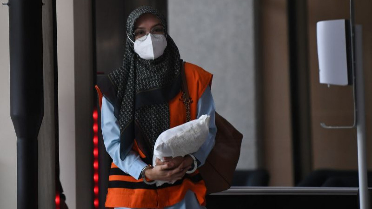 KPK Sita Dokumen Kasus Gratifikasi dan TPPU Puput Tantriana Sari
            - galeri foto