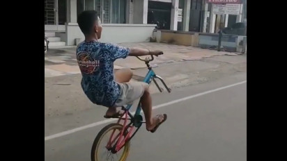 Naik Sepeda Hanya dengan Satu Ban, Dua Anak di Makassar Gegerkan Medsos