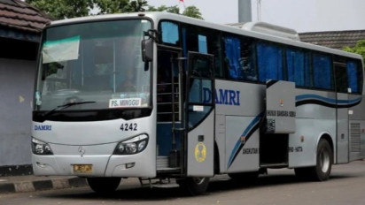 Bus Damri Berhenti Layani Penumpang di Bandung