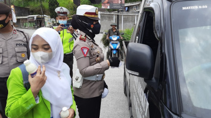 Peringatan Sumpah Pemuda, Polisi dan Mahasiswa Kompak Bagi Susu di Jalanan