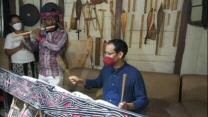 Nginap di Rumah Warga, Nadiem Makarim Belajar Alat Musik Tradisional Batak Toba