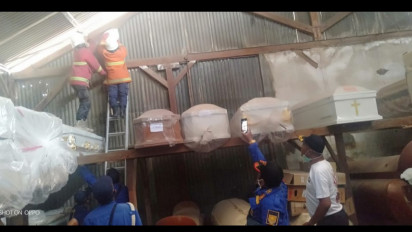 Berbahaya, Tim Damkar Evakuasi Sarang Tawon Vespa di Rumah Persemayaman